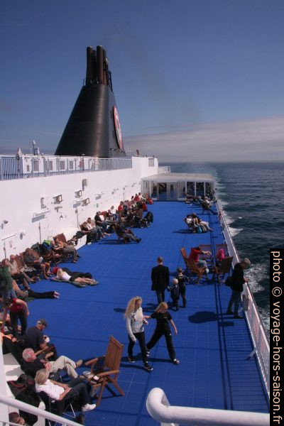 Pont 8 ouvert du ferry Norröna par beau temps. Photo © André M. Winter