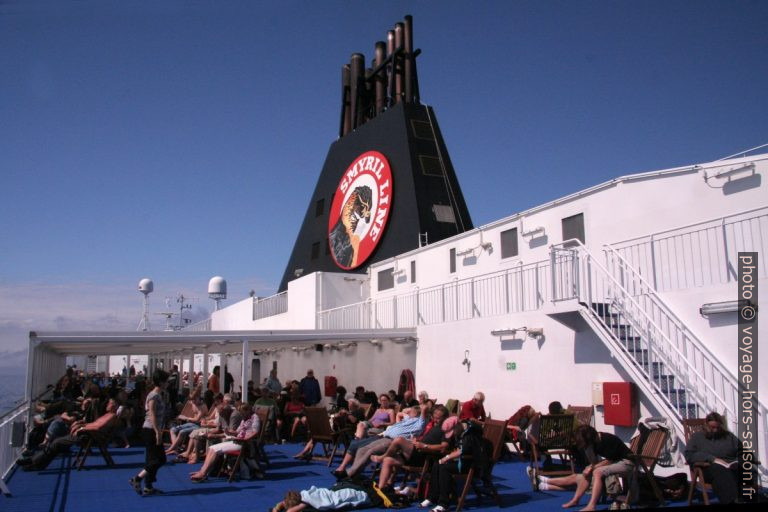 Le pont 8 du Norröna plein de monde quand il y a du soleil. Photo © André M. Winter