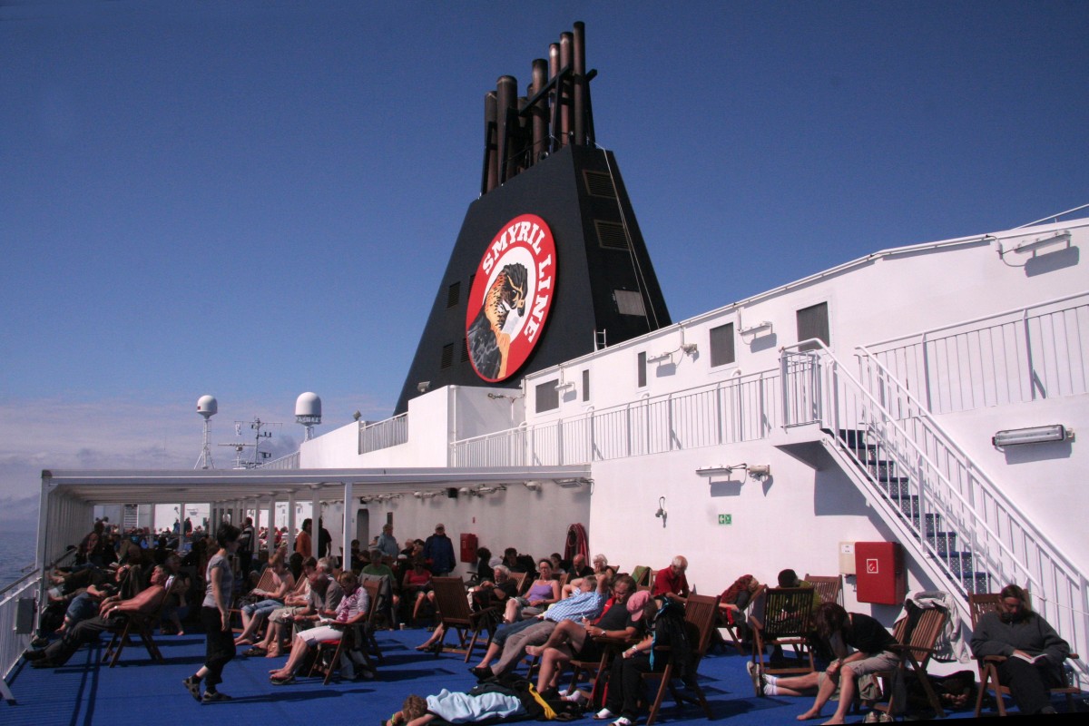 Le pont 8 du Norröna plein de monde quand il y a du soleil. Photo © André M. Winter
