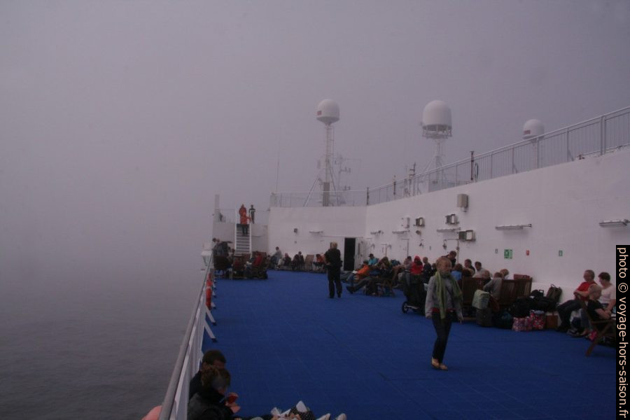 Le pont ouvert du Norröna sous le brouillard. Photo © André M. Winter