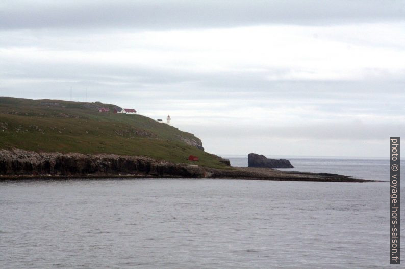 Ferme et phare de Nólsoy sur le Cap Øknastangi. Photo © André M. Winter