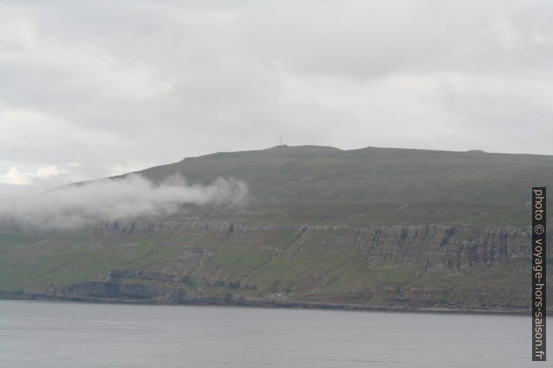 La montagne Eggjarklettur sur l'île de Nólsoy. Photo © André M. Winter