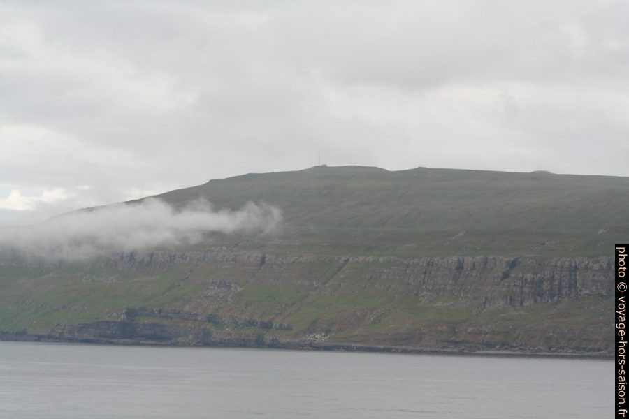 La montagne Eggjarklettur sur l'île de Nólsoy. Photo © André M. Winter