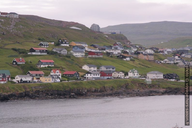 Maisons d'Argir et de Tórshavn. Photo © André M. Winter