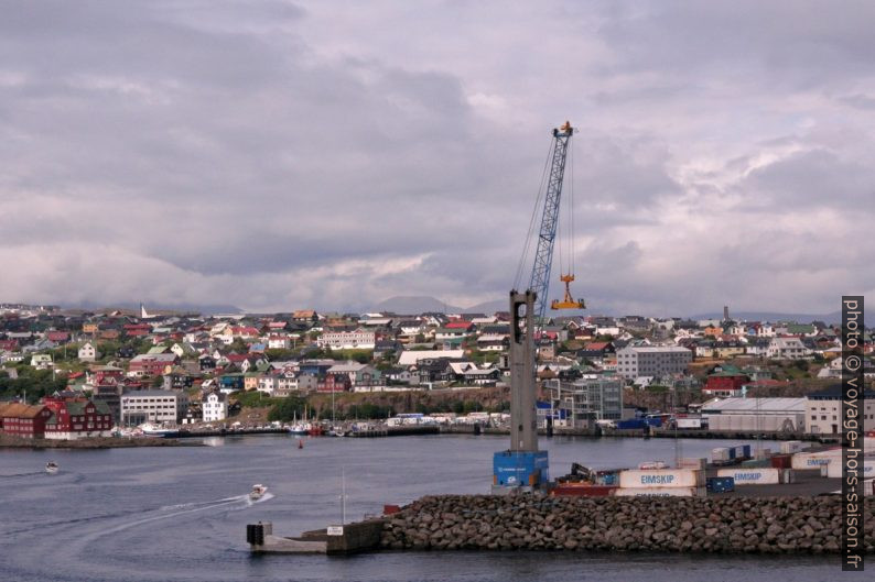 Grue à containeurs dans le port de Tórshavn. Photo © André M. Winter