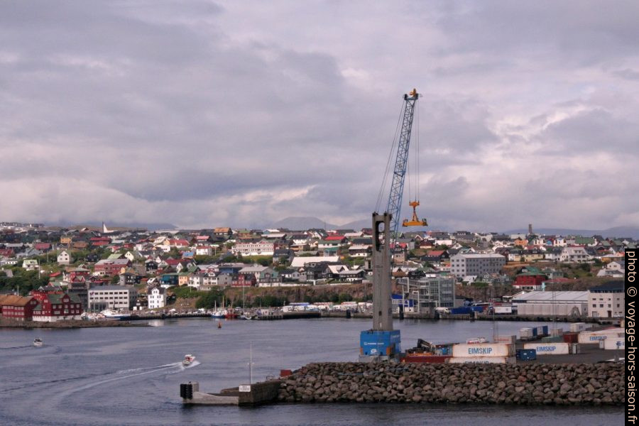 Grue à containeurs dans le port de Tórshavn. Photo © André M. Winter