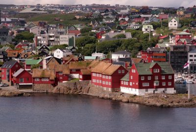 Presqu'île de Tinganes avec la maison Skansapakkhhúsið à Tórshavn. Photo © André M. Winter