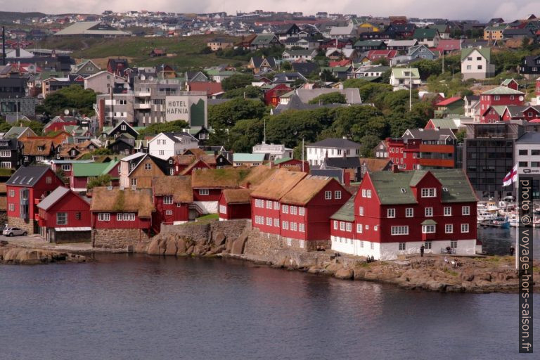 Presqu'île de Tinganes avec la maison Skansapakkhhúsið à Tórshavn. Photo © André M. Winter