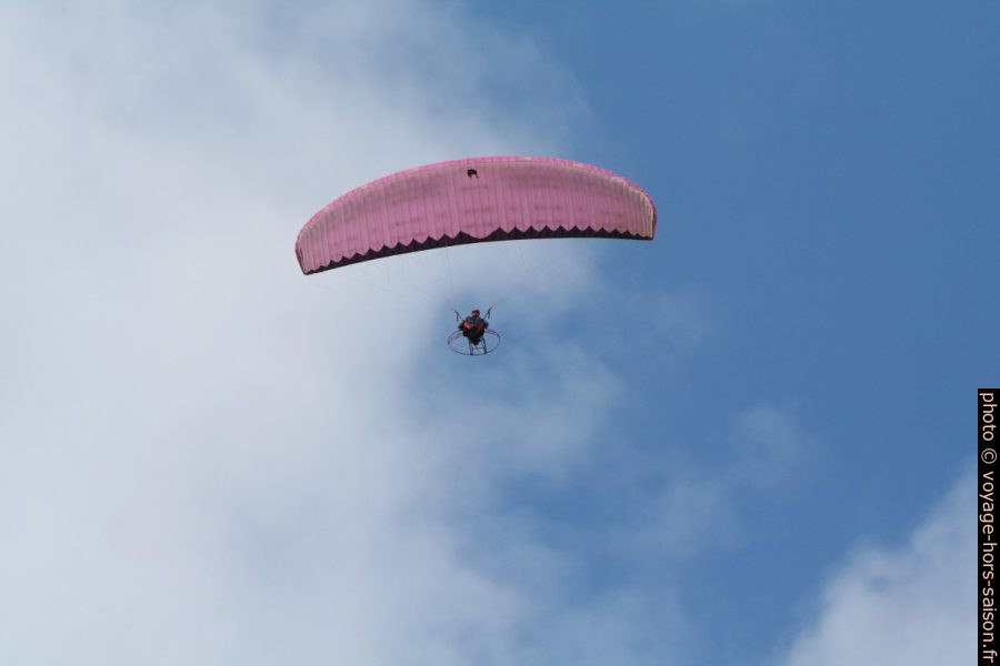 Paramoteur en vol. Photo © André M. Winter