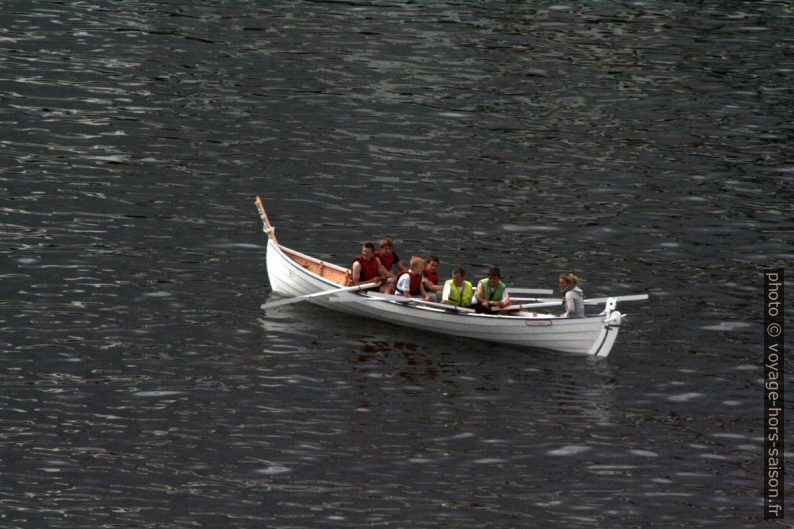 Bateau en bois à rames. Photo © André M. Winter