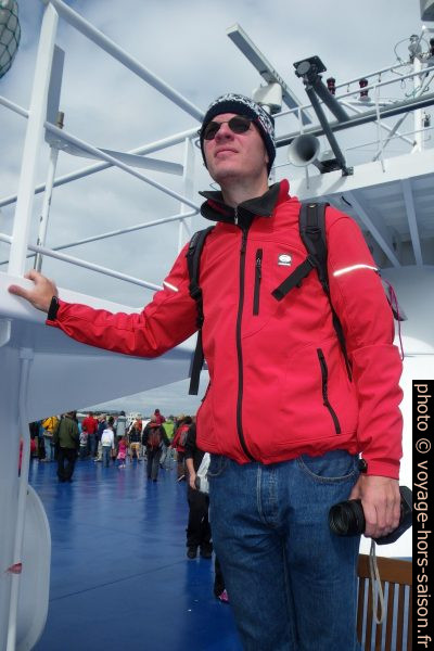 André sur le pont du Norröna. Photo © Alex Medwedeff