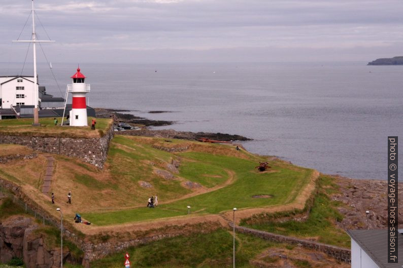 La forteresse de Skansin avec le phare de Tórshavn. Photo © André M. Winter