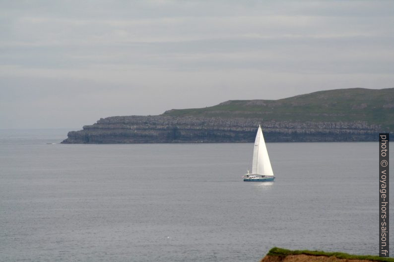 Voilier au Cap Boðin de Nólsoy. Photo © André M. Winter