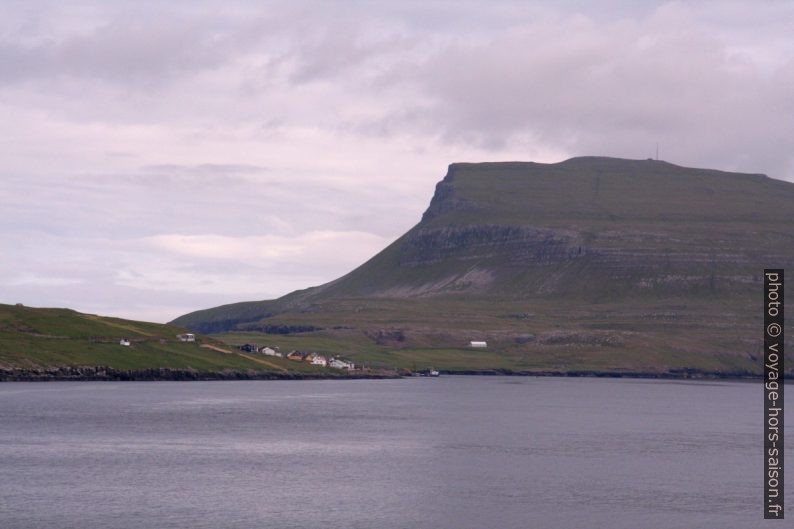 Île de Nólsoy et la montagne Eggjarklettur. Photo © André M. Winter