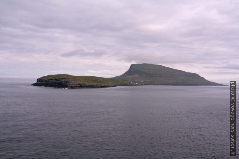 Île de Nólsoy avec le Cap Boðin et l'Eggjarklettur. Photo © André M. Winter
