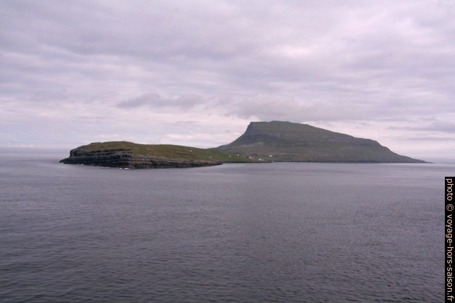 Île de Nólsoy avec le Cap Boðin et l'Eggjarklettur. Photo © André M. Winter