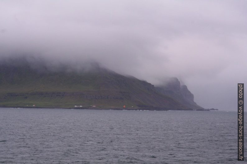 Le Cap Dalatangi au sud du Seyðisfjörður. Photo © André M. Winter