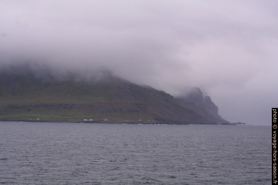 Le Cap Dalatangi au sud du Seyðisfjörður. Photo © André M. Winter