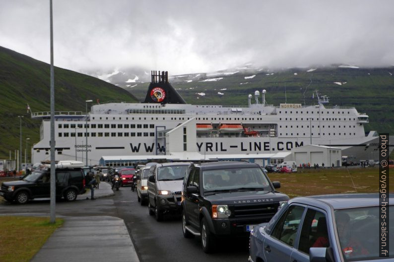 Une colonne de voitures sort du ferry Norröna à Seyðisfjörður. Photo © André M. Winter