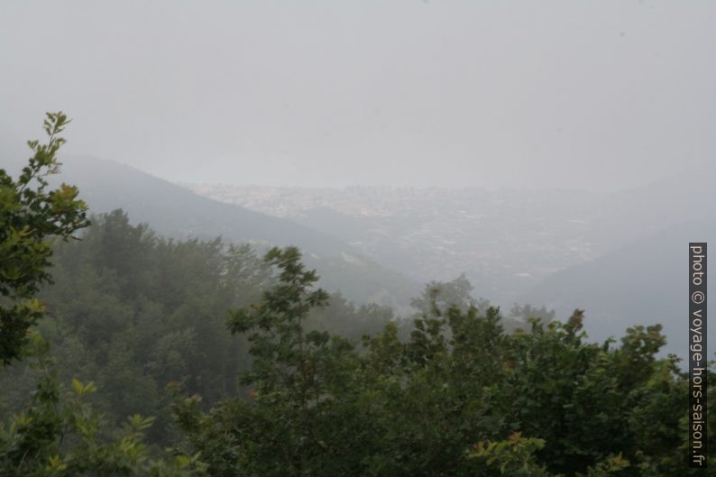 Vue brumeuse sur Loano. Photo © Alex Medwedeff