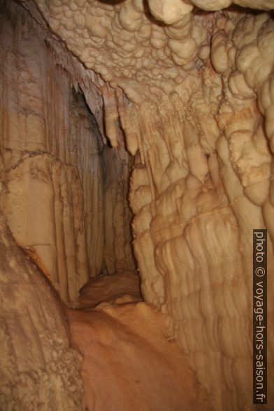 Stalactites avec concrétions calcaires dans la Grotte de Toirano. Photo © André M. Winter