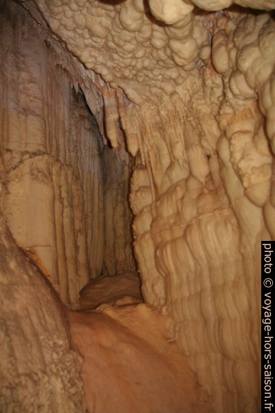 Stalactites avec concrétions calcaires dans la Grotte de Toirano. Photo © André M. Winter