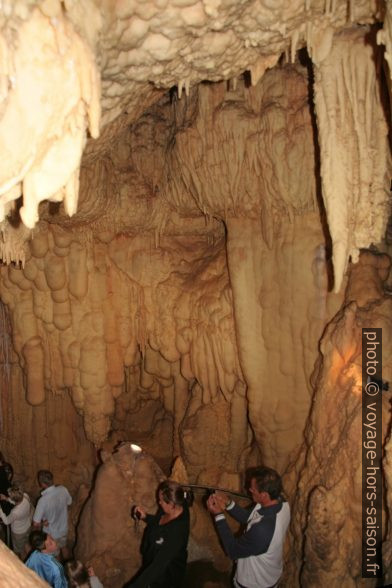 Salle de stalactites avec concrétions calcaires dans la Grotte de Toirano. Photo © André M. Winter