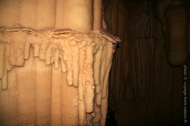 Niveau d'eau intermédiaire passé signalé par des concrétions calcaires dans la Grotte de Toirano. Photo © André M. Winter