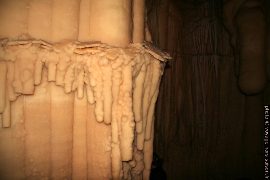 Niveau d'eau intermédiaire passé signalé par des concrétions calcaires dans la Grotte de Toirano. Photo © André M. Winter