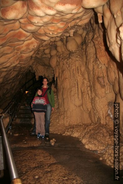 Alex et Nicolas dans la Grotte de Toirano. Photo © André M. Winter