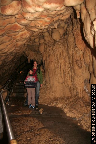 Alex et Nicolas dans la Grotte de Toirano. Photo © André M. Winter