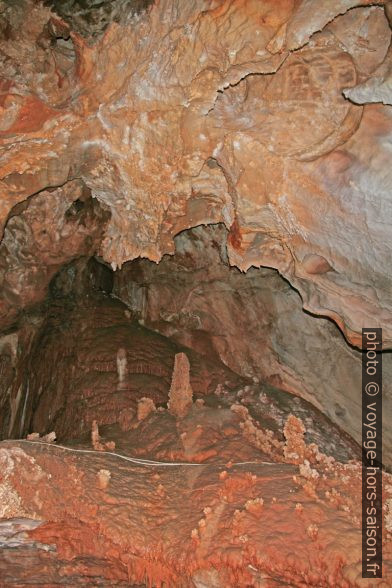 Salle de stalagmites avec concrétions calcaires dans la Grotte de Toirano. Photo © André M. Winter
