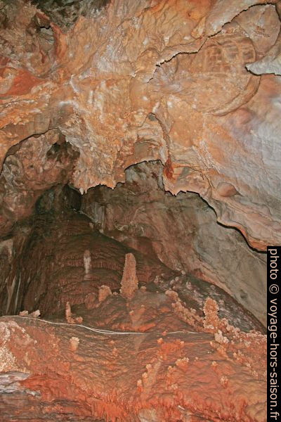 Salle de stalagmites avec concrétions calcaires dans la Grotte de Toirano. Photo © André M. Winter