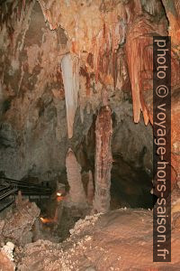 Stalactites, stalagmites et une colonne dans la Grotte de Toirano. Photo © André M. Winter