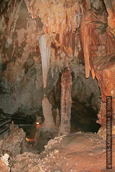 Stalactites, stalagmites et une colonne dans la Grotte de Toirano. Photo © André M. Winter