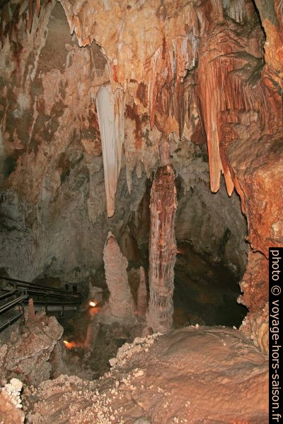 Stalactites, stalagmites et une colonne dans la Grotte de Toirano. Photo © André M. Winter