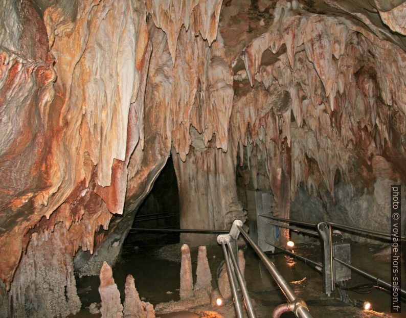 Stalactites, stalagmites et drapeaux dans la Grotte de Toirano. Photo © André M. Winter