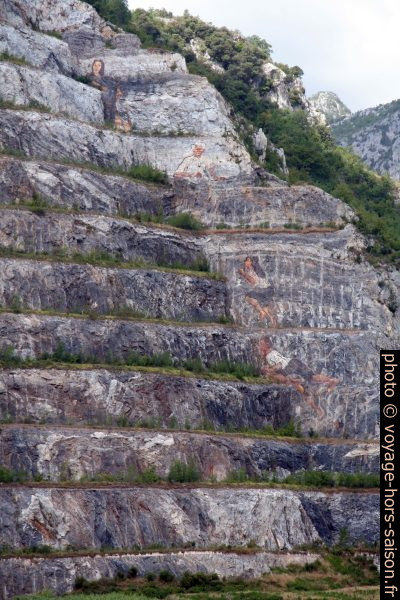Détail des peintures de Mario Nebiolo dans l'ancienne carrière de Martinetto à Toirano. Photo © André M. Winter