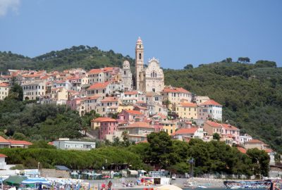 Cervo avec l'église San Giovanni Battista. Photo © André M. Winter