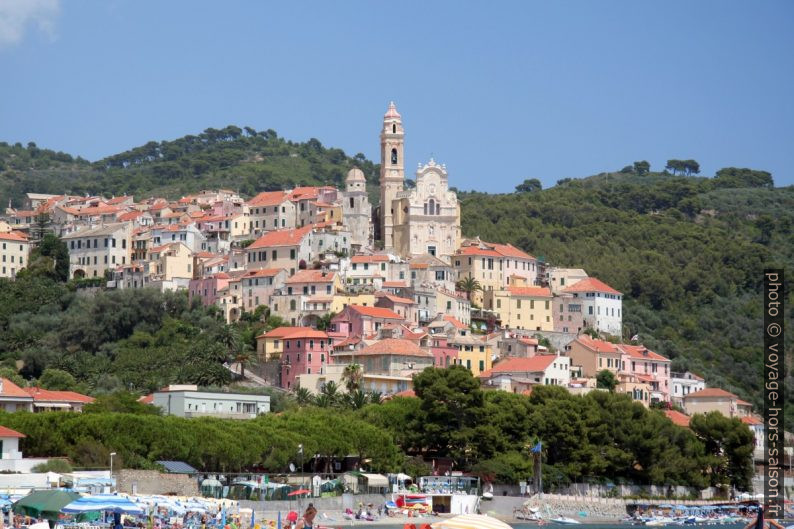 Cervo avec l'église San Giovanni Battista. Photo © André M. Winter