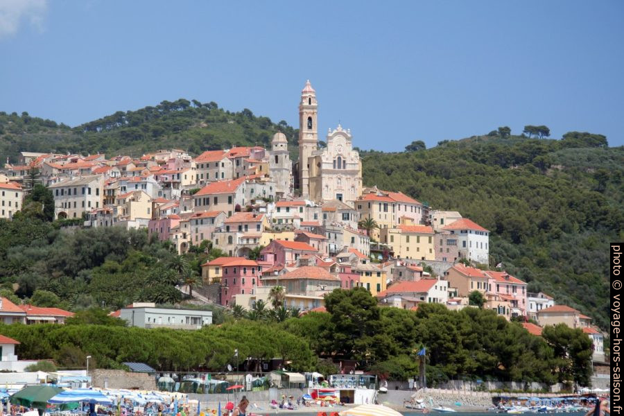 Cervo avec l'église San Giovanni Battista. Photo © André M. Winter