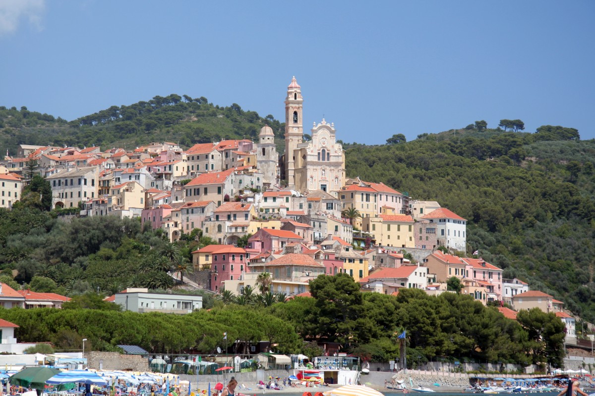Cervo avec l'église San Giovanni Battista. Photo © André M. Winter