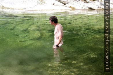 André se baigne dans le Torrente Argentina. Photo © Alex Medwedeff
