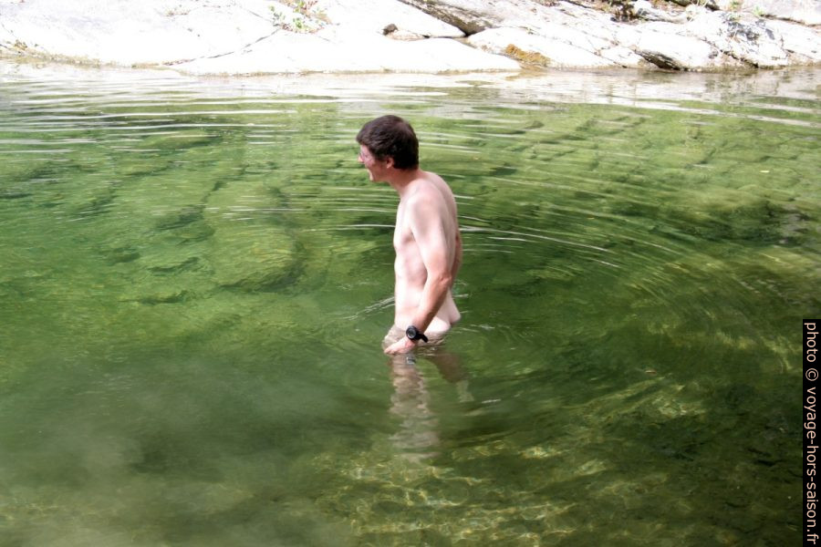 André se baigne dans le Torrente Argentina. Photo © Alex Medwedeff
