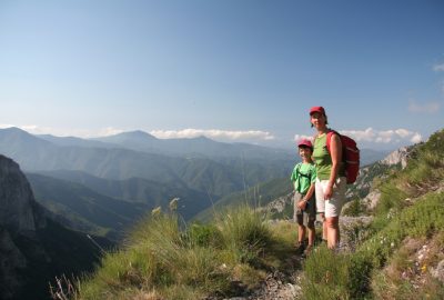 Nicolas et Alex sur l'accès au Sentiero degli Alpini. Photo © André M. Winter