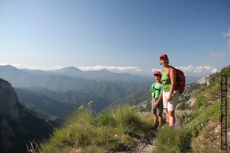 Nicolas et Alex sur l'accès au Sentiero degli Alpini. Photo © André M. Winter