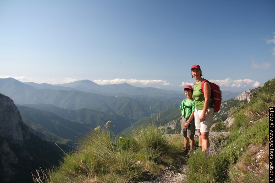 Nicolas et Alex sur l'accès au Sentiero degli Alpini. Photo © André M. Winter