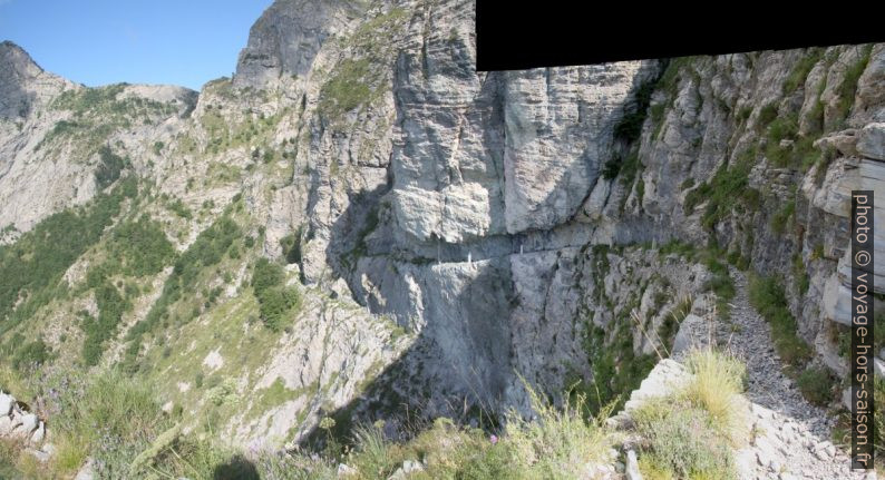 Sentiero degli Alpini dynamité dans la falaise sous le Mont Peïrevieille. Photo © André M. Winter