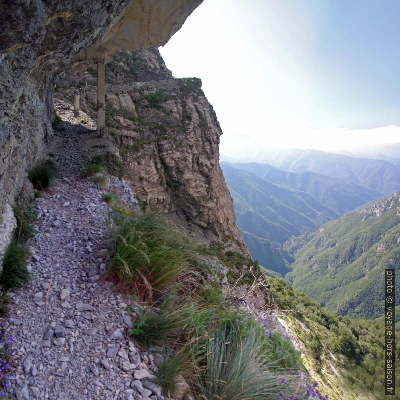 Sentiero degli Alpini dynamité dans la falaise sous le Mont Peïrevieille. Photo © André M. Winter