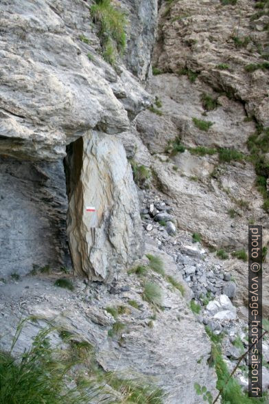 Rocher coincé sur le Sentiero degli Alpini. Photo © André M. Winter